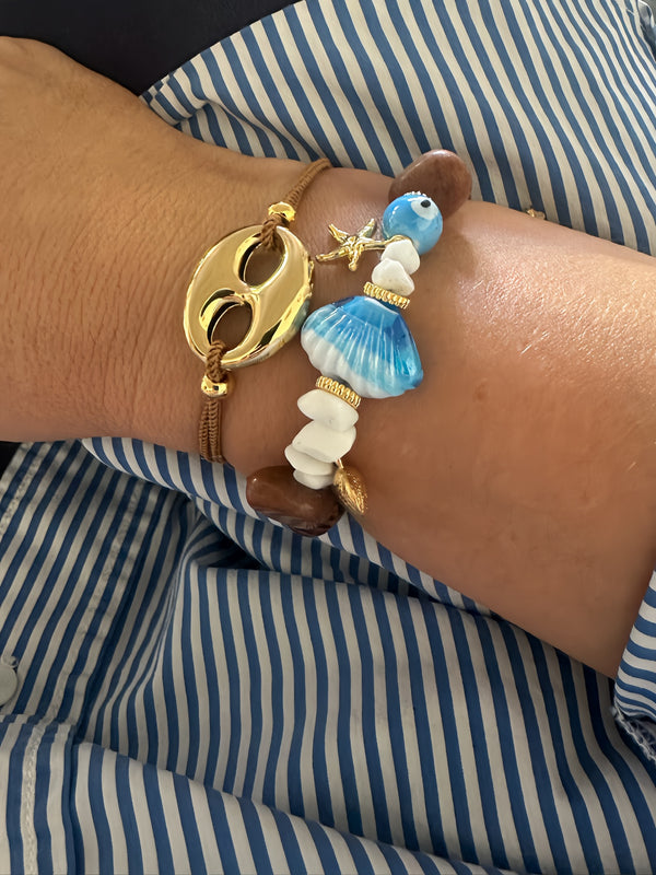 Scallop shell bracelets with wooden beads: Blue scallop